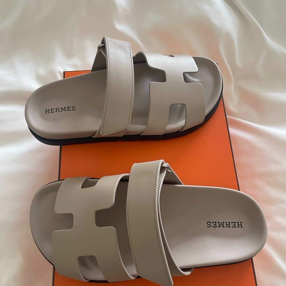 BRAND NEW BEIGE CHYPRE HERMES SANDAL. - Picture 3 of 4